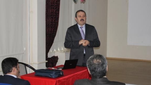 Yöneticilik Formasyonu Kazandırma Kursları İl Milli Eğitim Müdür Yardımcısı Sayın Mehmet DEĞİRMENCİ´nin de katılımlarıyla ilçemiz Cumhuriyet İlkokulunda başladı.